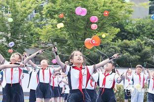 拜仁球迷拉横幅抗议格雷泽票价定太高，曼联球迷鼓掌：格雷泽滚蛋